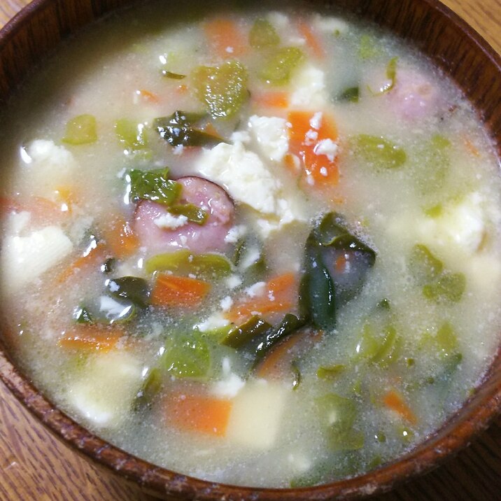 ツルムラサキとウインナー&豆腐のスープ